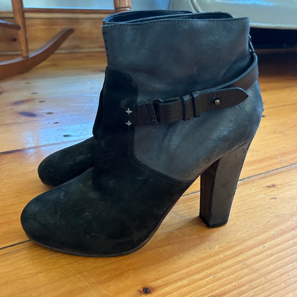 Rag & Bone womenโs Black / gray leather ankle bootie size 37.5